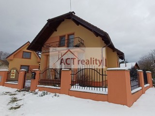 ACT REALITY- EXKLUZÍVNE: Dvojpodl. rodinný dom v tichej lokalite + domček, krb, 359 m2, Tužina