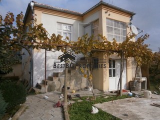 Investujte do nehnuteľnosti v Bulharsku. Na predaj 6 izbový rodinný dom 65 km od Burgasu.