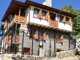 Na predaj trojpodlažný dom v horskom prostredí 35 km od vleku Pamporovo.