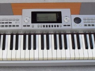 Digitální piano a workstation v jednom (559 zvuků)