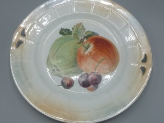 Victoria, Tanier s motívom ovocia, porcelán