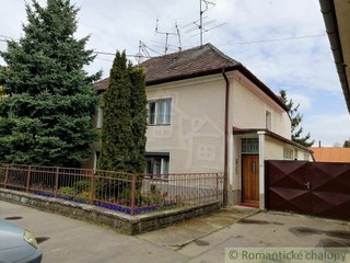 Rodinný dom s dvoma bytovými jednotkami a 2050 m2 pozemkom v Piešťanoch, na predaj