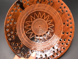 Perforovaná tanier, pozdišovská keramika