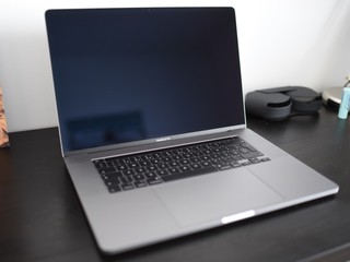 Predám MacBook Pro 16 Space Gray 512 GB NOVÁ BATÉR