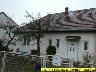 RK EXPRES - EXKLUZÍVNE na predaj rodinný dom v Handlovej, pozemok o celkovej výmere 555 m2.