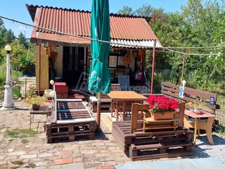 Záhradná chata v OV s pekne upravenou záhradou v záhradkárskej osade Múrnice za DNV