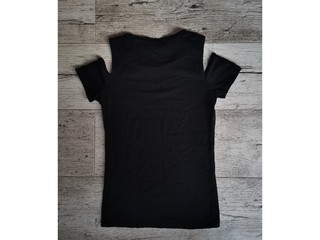 Obyčajné čierne tričko