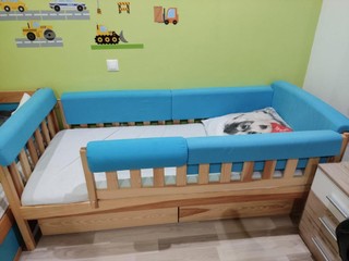 Detská posteľ so zábranou+úložný prie.+rošt+matrac
