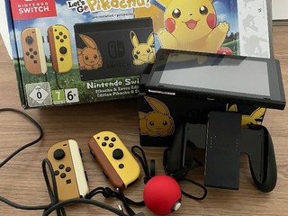 Nintendo Switch + Pokémon: Let's Go Eevee + Poké B