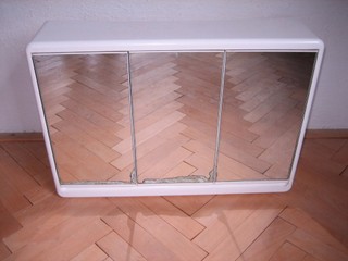 Kúpeľňová skrinka so zrkadlom 60 x 40 x 15 cm