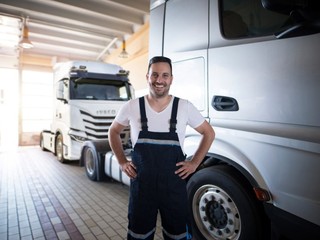 Automechanik pre nákladné vozidlá TATRA a IVECO s
