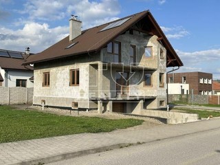 Na predaj rozostavaný rodinný dom s krásnym rovinatým pozemkom s výmerou 725 m2, okr. Kežmarok.