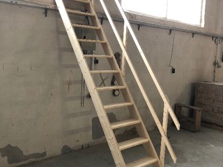 Drevené schody LUXUS so zábradlím 12-13 schodov