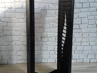 Čierny vežový stojan na CDčká