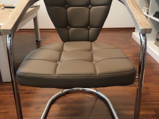 Hnedá dizajnová koženková stolička
