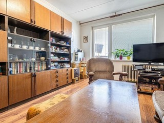 ŽDIARSKA - slnečný 3-izbový byt s dvomi loggiami a pekným výhľadom, ideálny na rekonštrukciu