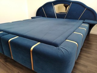 Dvojlôžková posteľ s ukladacím priestorom