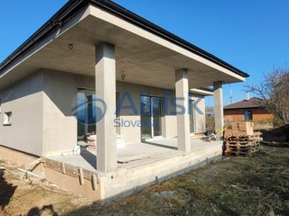 Moderný 4 izbový bungalov v obci Belince