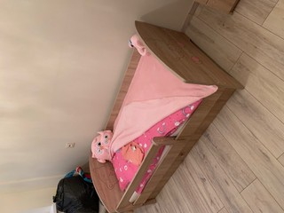 Detska postel so vzorom macka pre dievcatko