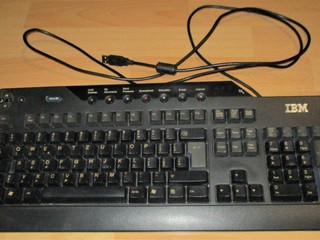 plne funkčnú klávesnicu IBM model SK-8815.