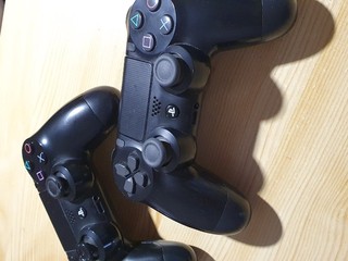 PS4 PRO(novšia verzia) + 2 ovládače