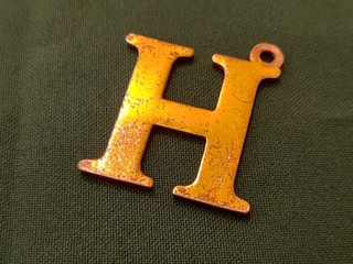 Prívesok písmeno H, pozlátený, rozmer  3,5 x 3 cm