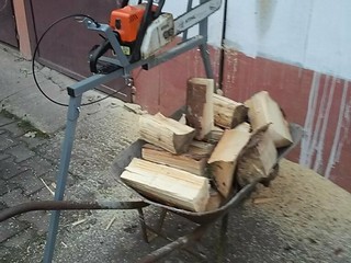 Stojan na pílenie rezanie dreva motorovou pílou