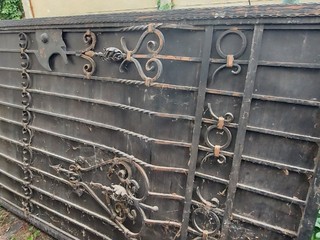 Ručne zdobené kovové brány so vstavanou bránkou