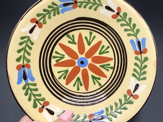 Žltý tanier, pozdišovská keramika