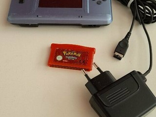 Nintedno DS plus hra Pokemon rot a adapter.