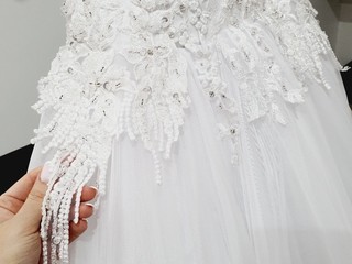 Snehobiele svadobné šaty s vlečkou