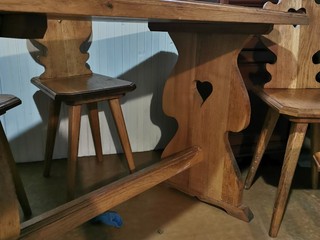 Vidiecky masívny stôl a stoličky
