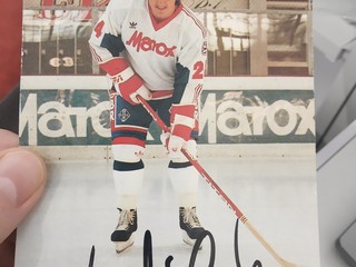 Predam karticku s podpisom s legendou Kosickeho hokeja Vincenta Lukaca