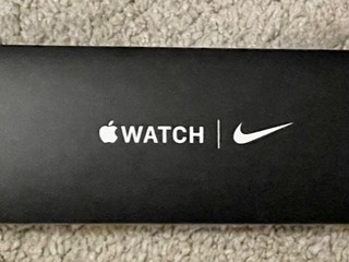 Predám Apple Watch Nike SE 44 mm Vesmírne sive