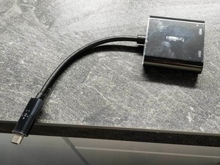 USB-C to HDMI + nabíjací adaptér