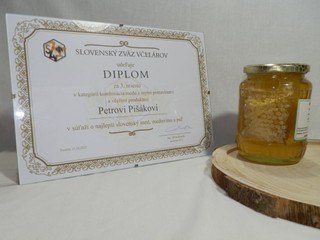 Agátový včelí med s výrezom medového plástu