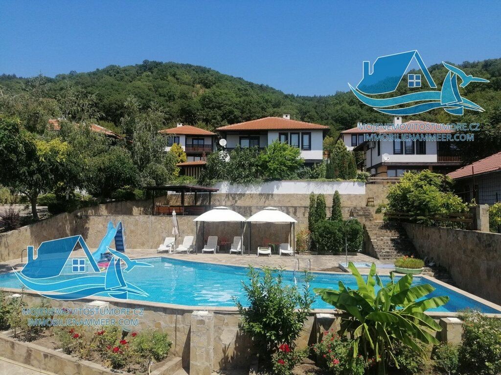 Luxusní dům 3+kk s výhledem na bazén v obci Gorica, Pomorie