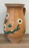 Džbán s kvetmi z keramiky