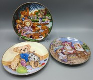 Zberateľské porcelánové taniere, plyšoví medvedíci