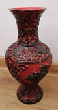 Plastová váza s vyrezávaným motívom