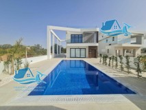 Luxusní vila s bazénem u moře na Kypru