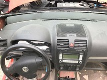 Palubovka s airbagmi a pásmi na VW Golf 5