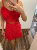 červené čipkované šaty