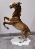 Royal Dux, Kôň na podstavci, porcelán