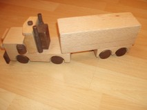 model kamiónu vyrobený z dreva