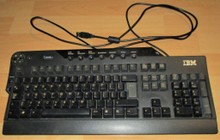 klávesnicu IBM model SK-8815.
