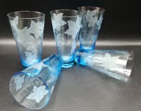 Modré brúsene sklenené poháre na vodu
