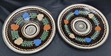 Dva taniere s kvietkami, pozdišovská keramika