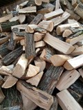 Tvrdé štiepané palivové drevo sypané