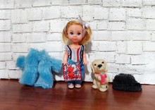 Malá bábika s oblečením a so psíkom